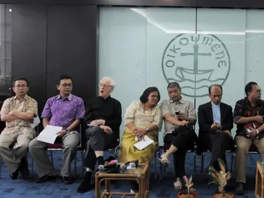 Sejumlah tokoh lintas agama memberikan pernyataan seputar penunjukan Komjen Budi Gunawan sebagai Kapolri oleh Presiden Joko Widodo di gedung Persekutuan Gereja-Gereja di Indonesia (PGI) Jakarta, Sabtu (17/1/2015). (Liputan6.com/Herman Zakharia)
