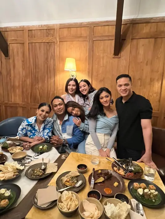 Kekasih Naysila Mirdad menggelar pesta ulang tahun bersama teman-teman. Tampak hadir adik Arfito, Kiky Hutagalung. (Foto: Instagram/@naymirdad)