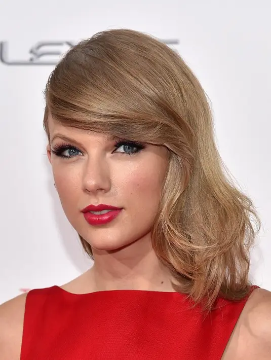 Belakangan, Taylor sedang banyak menerima undangan di berbagai acara seputar album barunya. Namun sayangnya, ia justru lebih banyak ditanya soal kisah asmaranya bersama sang kekasih, Joe Alwyn. (AFP/Dimitrios Kambouris)