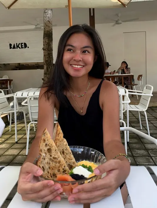 Inarah  Syarafina memiliki senyuman yang manis, tak heran Umay Shahab bisa jatuh hati. (FOTO: instagram.com/inarahsyarafina/)