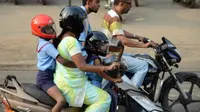 Berikut adalah beberapa aturan mengenai membonceng anak-anak di sepeda motor di beberapa negara.