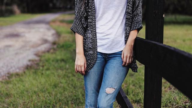 Cara Merawat Ripped Jeans yang Benar Agar Tetap Awet