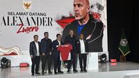 Direktur Teknik PSSI Alexander Zwiers (kedua kanan) saat diperkenalkan oleh stakeholder PSSI kepada awak media di kawasan Senayan, Jakarta Pusat, pada Senin (25/8/2025) malam WIB. (Liputan6.com/Melinda Indrasari)