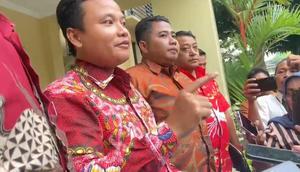 Ketua Umum DPP Madas M Taufik melaporkan Wakil Wali Kota Surabaya Armuji ke Polda Jatim, Selasa (6/1/2026). (Liputan6.com/ Dian Kurniawan)