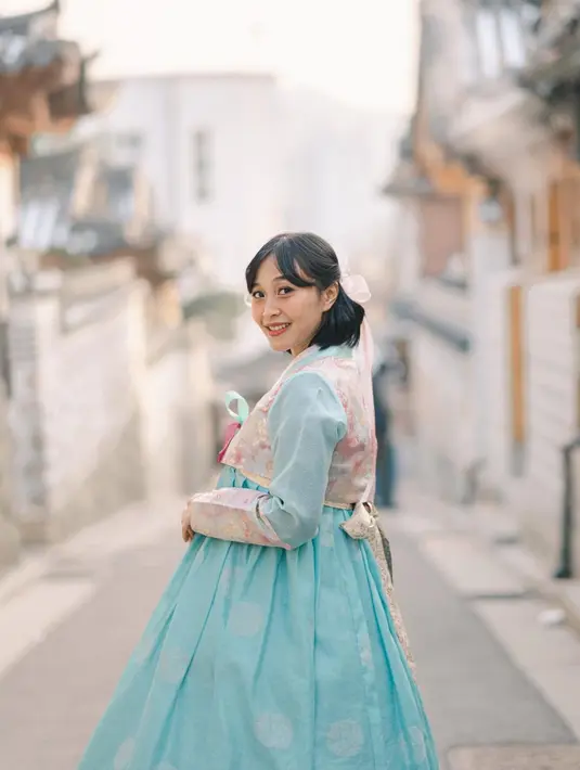 Rambut pendeknya dihiasi pita warna pink yang senada dengan gaunnya untuk mempermanis tampilan. @rinni_w.