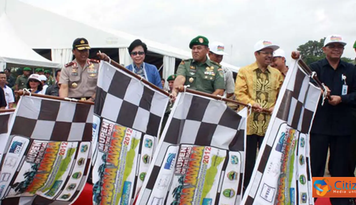 Citizen6, Banten: Bhakti TNI KB Kes Terpadu Kodam III/Siliwangi tahun 2012  secara resmi dicanangkan oleh Pangdam III/Siliwangi di Lapangan Helipad PT Krakatau Steel Cilegon Banten, Kamis (3/5). (Pengirim: Pendam3)