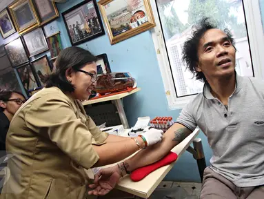 Personel Grup Band Slank, Kaka menjalani tes HIV di Jakarta, Selasa (8/12). Kegiatan tersebut diadakan sebagai bentuk kepedulian Slank bersama Slankers dalam peringatan hari AIDS sedunia. (Liputan6.com/Immanuel Antonius)