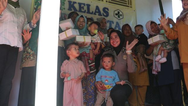Briptu Retno, polisi RW jemput ibu dan balita ke Posyandu demi cegah stunting. (Foto: Liputan6.com/Polres Pemalang)