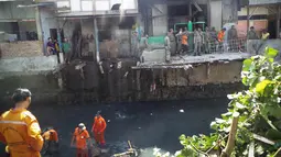 Penertiban ini merupakan salah satu upaya meminimalisasi banjir dan genangan yang kerap menghantui warga Jakarta Selatan, Senin (18/8/14). (Liputan6.com/Faizal Fanani)