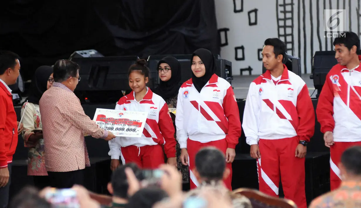 Wakil Presiden Jusuf Kalla menyerahkan bonus pada perwakilan atlit peraih medali pada SEA Games dan SEA Para Games 2017 jelang dimulai Hitung Mundur Pelaksanaan Asian Para Games 2018 di JIExpo, Jakarta, Jumat (6/10). (Liputan6.com/Helmi Fithriansyah)