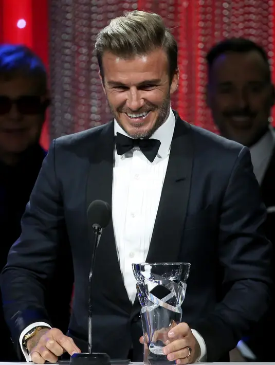 David Beckham pun rela mengorbankan waktunya dan pekerjaanya yang begitu padat demi belajar menjahit pola baju boneka. (AFP/Bintang.com)