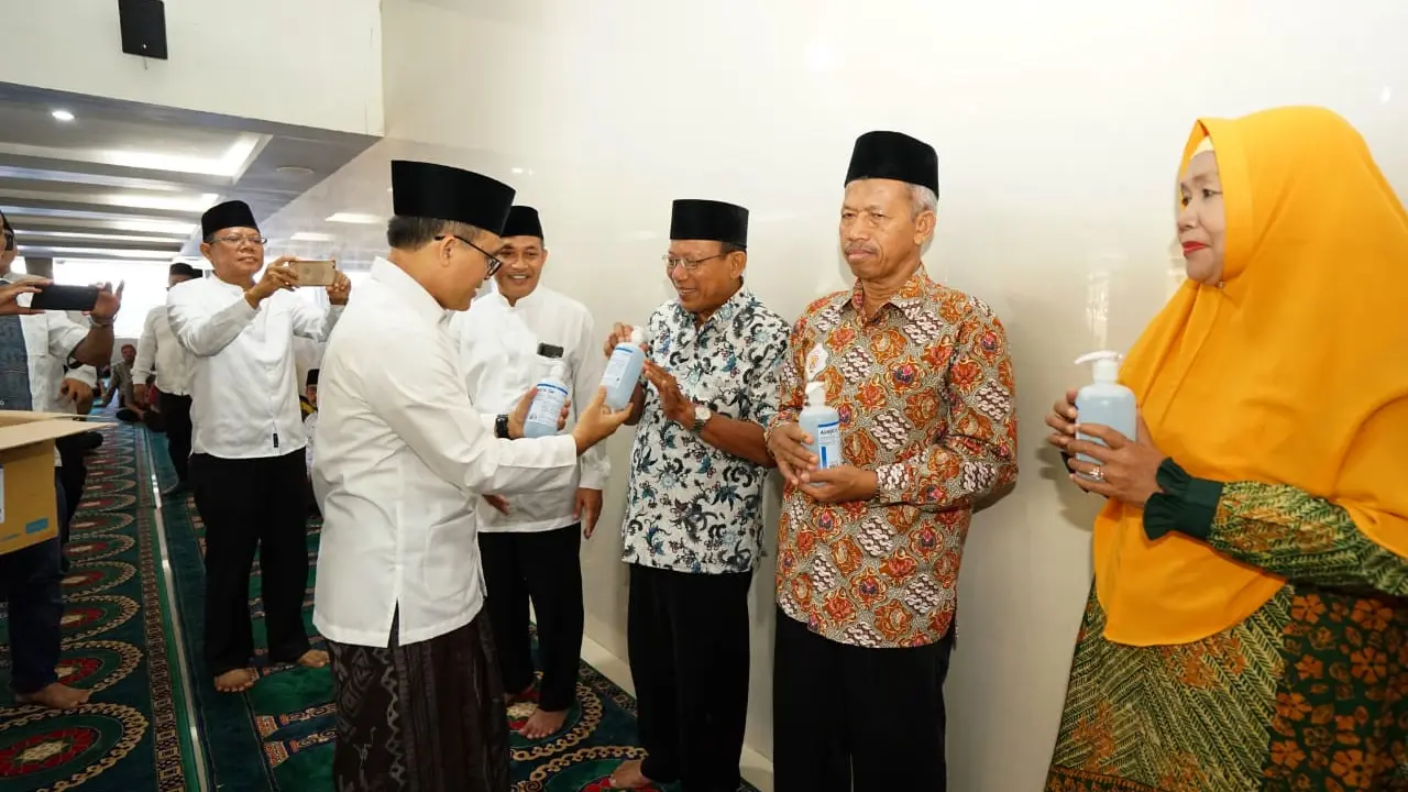 Cegah Virus Corona, Bupati Anas Bagi-Bagi Hand Sanitizer ke Masjid sampai Gereja