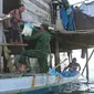 Penyaluran sembako yang dilakukan kepada warga Suku Bajo Konawe ditengah pandemi Covid-19, Senin (20/4/2020).(Liputan6.com/Ahmad Akbar Fua)