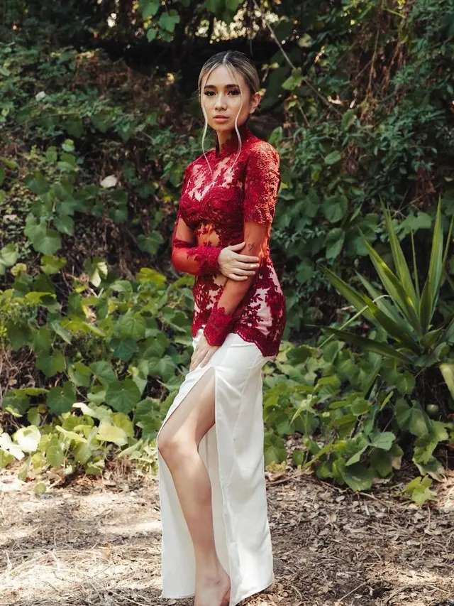 10 Ide Style Elegan Pakai Kebaya dan Rok Lilit ala Artis, Shenina Cinnamon-Prilly Latuconsina