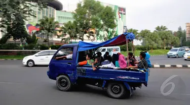 Di Jalan Raya Bogor, Jakarta, sejumlah warga menggunakan mobil bak terbuka untuk bersilaturahmi, Kamis (31/7/14). (Liputan6.com/Faizal Fanani)