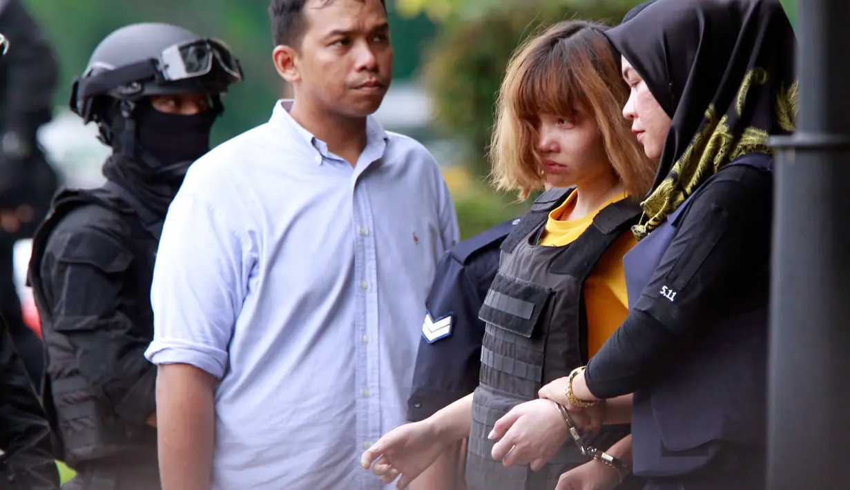 Aparat polisi mengawal ketat Doan Thi Huong, WN Vietnam tersangka pembunuhan Kim Jong-nam di Pengadilan Sepang, Malaysia, Rabu (1/3). Doan didakwa memberikan racun VX ke kakak tiri pemimpin Korut Kim Jong-nam di bandara Kuala Lumpur (AP Photo/Daniel Chan)