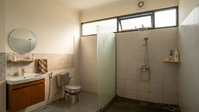 Model kamar mandi dengan jendela tinggi agar tetap mendapat cahaya desain jendela tinggi di atas shower