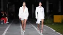 Model Bella Hadid dan Kendall Jenner berjalan di atas catwalk memakai busana Off White Spring/Summer 2019 selama Paris Fashion Week, Prancis (27/9). Kedua model tersebut tampil cantik membawakan koleksi rancangan Virgil Abloh. (AP Photo/Thibault Camus)