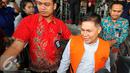 Adam Munandar berjalan menuju mobil tahanan usai menjalani pemeriksaan di gedung KPK , Jakarta, Jum'at (24/7/2015). Adam ditangkap bersama Kepala Dinas PPKAD, Syamsudin Fei dan Kepala Bappeda Kabupaten Muba Faisyar. (Liputan6.com/Yoppy Renato)