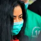 Ekspresi artis sekaligus model Andi Novitalia alias Vitalia Sesha saat dihadirkan dalam konferensi pers kasus narkoba di Polres Metro Jakarta Barat, Kamis (26/2/2020). Vitalia Sesha positif narkoba berdasarkan tes urine. (merdeka.com/Magang/Muhammad Fayyadh)