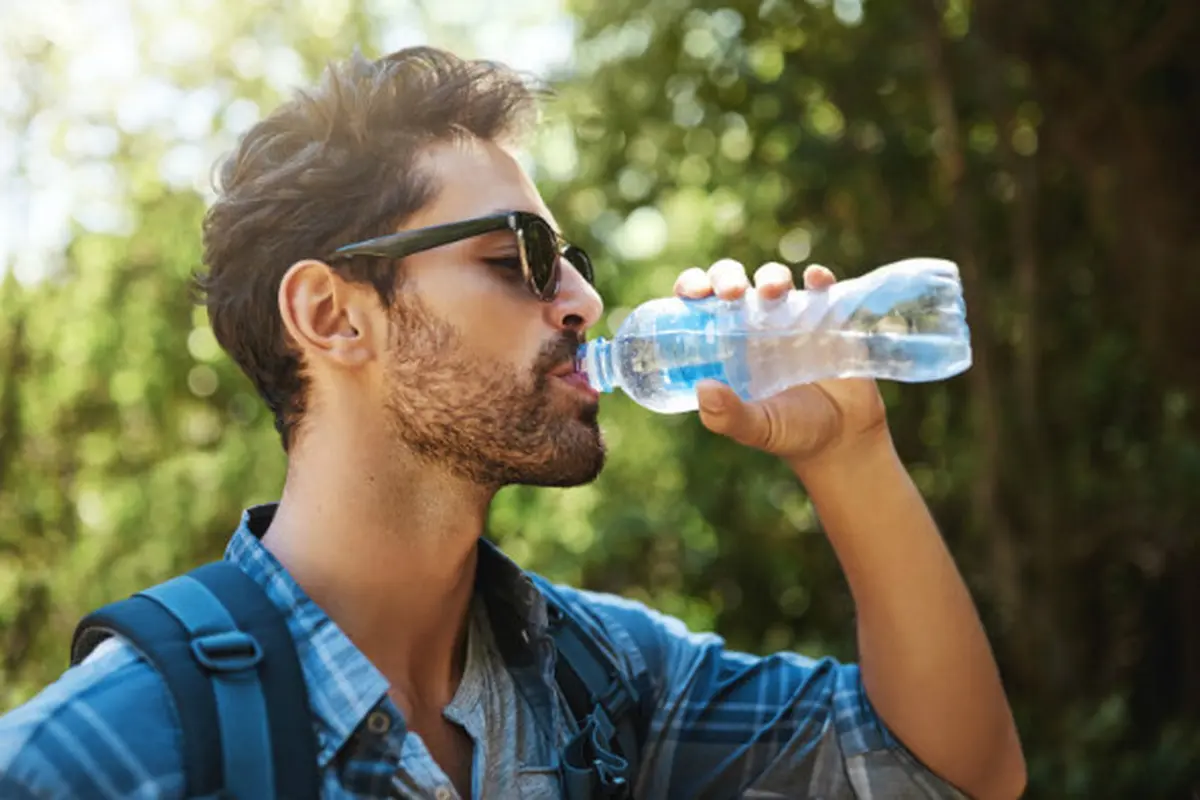 Ilustrasi minum air putih