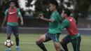 Bek Timnas Indonesia, Zalnando, berusaha mengontrol bola saat latihan di Lapangan ABC Senayan, Jakarta, Selasa (16/1/2018). Pemusatan latihan ini dilakukan jelang Asian Games 2018. (Bola.com/Vitalis Yogi Trisna)