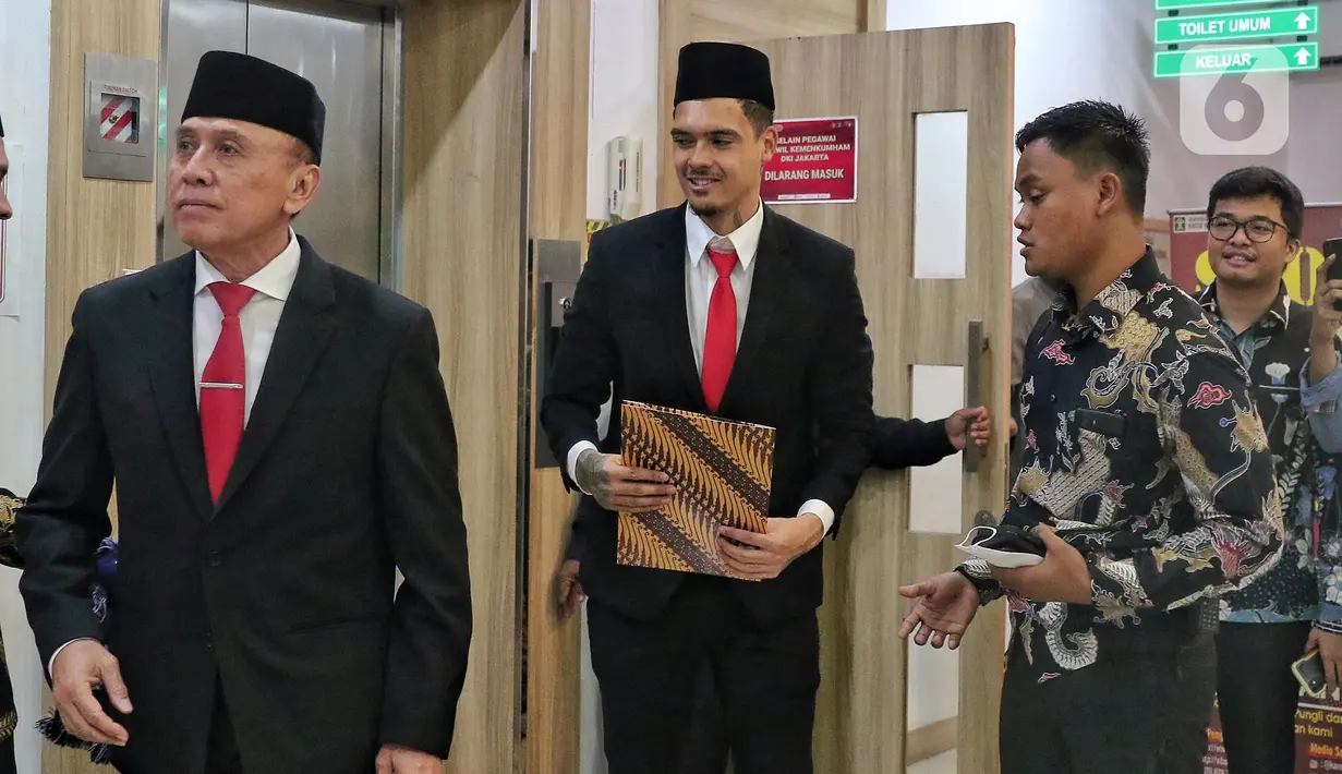 Ketua Umum PSSI Mochamad Iriawan (kiri) bersama pemain naturalisasi Shayne Pattynama (tengah) saat acara pengambilan sumpah menjadi Warga Negara Indonesia (WNI) di Kanwil Kemenkumham DKI Jakarta, Selasa (24/1/2023). Shayne Pattynama diproyeksikan untuk memperkuat Timnas Indonesia pada Piala Asia 2023 mendatang. (Liputan6.com/Angga Yuniar)