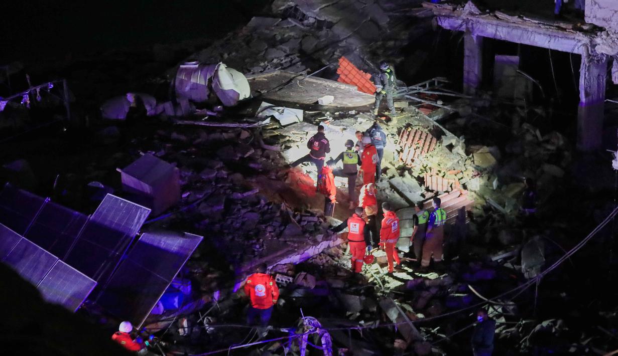 Serangan tersebut menghantam sebuah bangunan komersial berlantai tiga di kota pelabuhan Sidon, Lebanon selatan. Tampak dalam foto, petugas penyelamat mencari kemungkinan korban di sebuah bangunan yang hancur akibat serangan udara Israel di kota pelabuhan Sidon, Lebanon selatan, Selasa 6 Januari 2026 pagi waktu setempat. (AP Photo/Mohammed Zaatari)