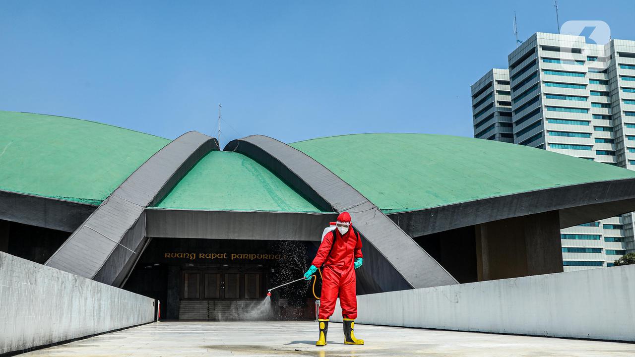 FOTO: Penyemprotan Disinfektan Jelang Masa Sidang DPR