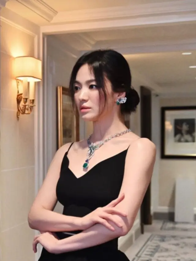 Detail Kalung dan Anting Mahal Song Hye Kyo yang Pancarkan Pesona Princess di Paris