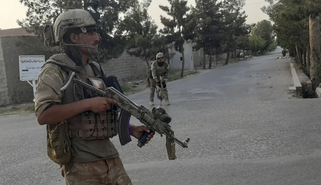 Pasukan Khusus Afghanistan berpatroli di jalan yang sepi selama pertempuran dengan pejuang Taliban di Lashkar Gah, Provinsi Helmand, Afghanistan, Selasa (3/8/2021). Taliban terus maju merebut sembilan dari 10 distrik Ibu Kota Provinsi Helmand. (AP Photo/Abdul Khaliq)