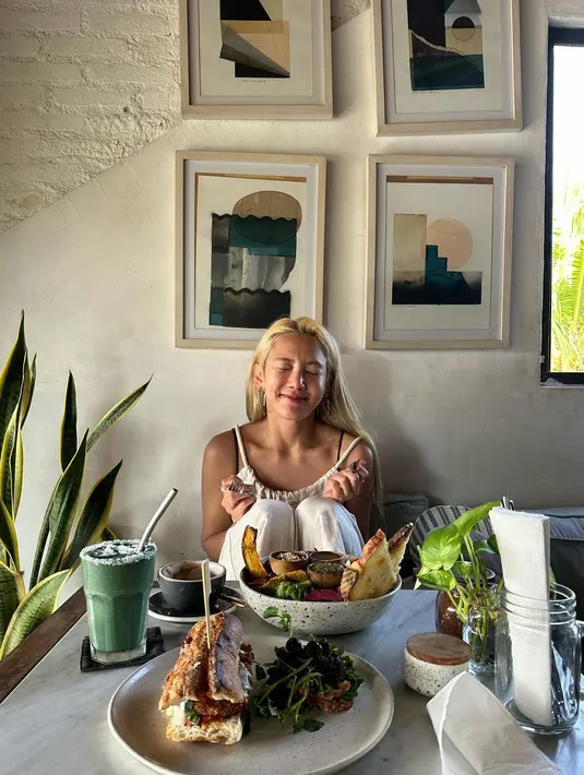 Sarapan dengan porsi besar, Hyoyeon SNSD sudah seperti warga lokal kenakan jumpsuit putih [@hyoyeon_x_x]