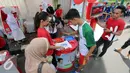 Pengunjung berpartisipasi dalam Kampanye Berbagi Tangan Sehat Melalui Cuci Tangan, Jakarta, Minggu (2/10) Dalam rangka menyambut Hari Cuci Tangan Sedunia, Lifebouy memberikan pengetahuan mengenai pentingnya cuci tangan. (Liputan6.com/Helmi Afandi)