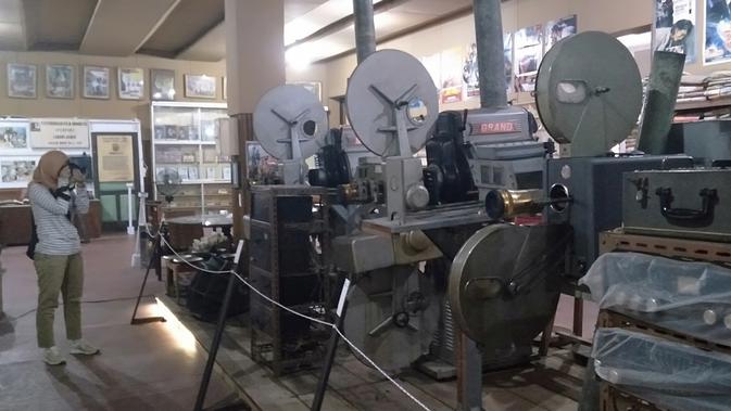Pengunjung sedang memotret proyektor tua di Museum Bioskop di Tempoa Art Galeri Kota Jambi. (Liputan6.com/Gresi Plasmanto)