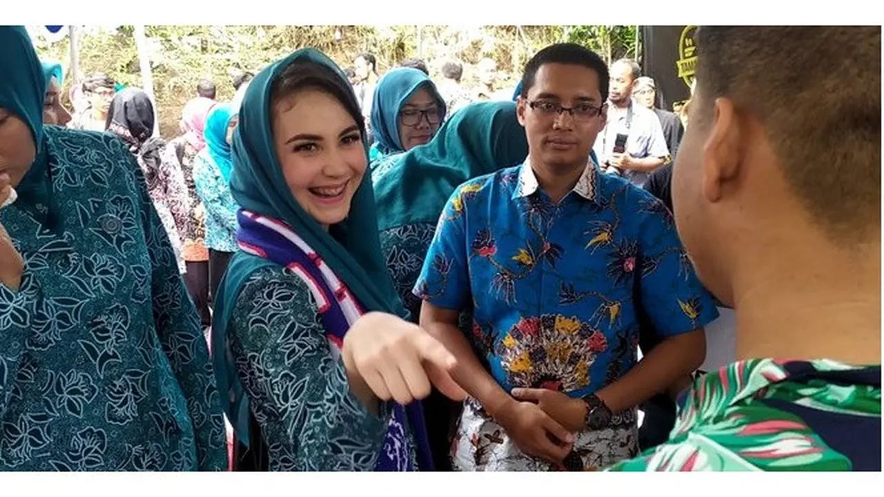 6 Potret Gaya Arumi Bachsin saat Lakukan Kunjungan Kerja, Tetap Memesona