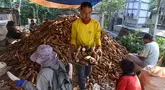 Pekerja mengolah singkong di sentra pengolahan bahan baku makanan ringan di Ciampea, Kabupaten Bogor, Jawa Barat, Minggu (26/7/2026).  (KLY/ Arie Basuki)