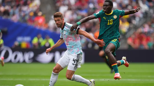 Pemain Belgia Brandon Mechele (4) dan pemain Senegal Sadio Mane (10)