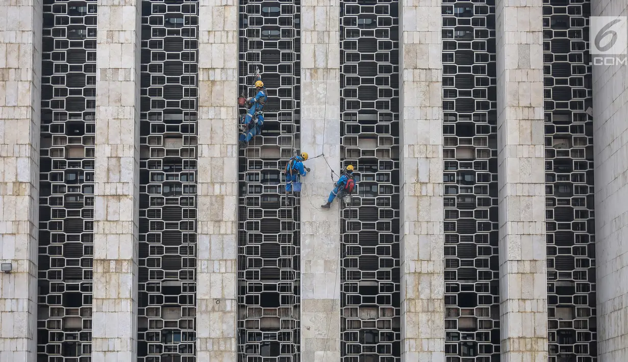 Pekerja merawat keramik Masjid Istiqlal, Jakarta, Rabu (17/7/2019). Proyek renovasi Masjid Istiqlal yang dikerjakan PT Waskita Karya dengan nilai kontrak keseluruhan sebesar Rp 465.300.998.000 proses pengerjaannya baru mencapai 2,1 persen. (Liputan6.com/Fery Pradolo)