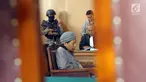 Terdakwa sejumlah kasus tindak pidana terorisme, Aman Abdurrahman saat mengikuti pembacaan tuntutan JPU di PN Jakarta Selatan, Jumat (18/5). Sidang dijaga ketat puluhan personel gabungan bersenjata lengkap. (Liputan6.com/Helmi Fithriansyah)