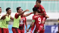 Para pemain Persiba Balikpapan merayakan gol  Marlon Da Silva ke gawang PS TNI pada Lanjutan Liga 1 2017 di Stadion Pakansari, Bogor, Jumat (5/5/2017). (Bola.com/Nicklas Hanoatubun)