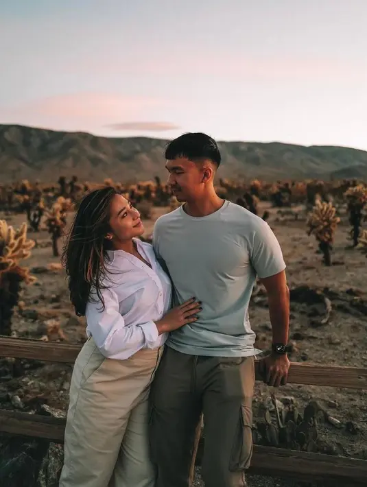 <p>Indra Priawan mengimbangi tampilan kasual sang istri dengan padu padan t-shirt warna abu-abu dan celana warna hijau army. Sementara baby Izz tampak imut mengenakan jumpsuit warna cokelat. (Instagram/indrapiw).</p>