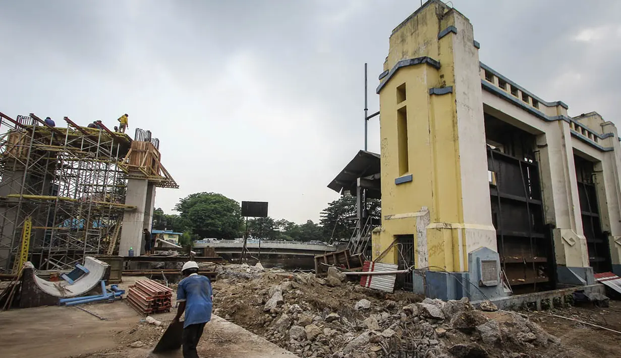Suasana pengerjaan proyek pembangunan Pintu Air Manggarai, Jakarta, Kamis (13/11/2014). (Liputan6.com/Faizal Fanani)