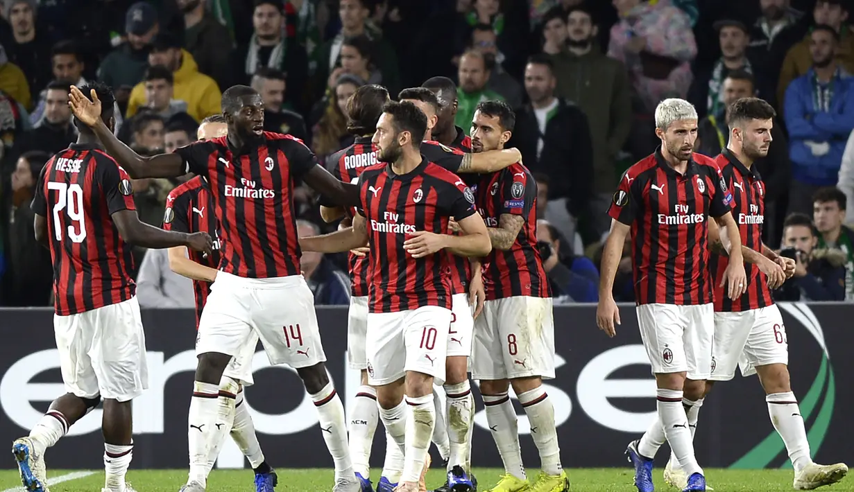3. AC Milan – Krisis cedera yang parah tengah dialami skuat Rossoneri. Akibatnya penampilan mereka di Serie A inkonsisten. Kini AC Milan membutuhkan tambahan pemain tengah untuk membuat mereka bisa bersaing lagi. (AFP/Cristina Quicler)