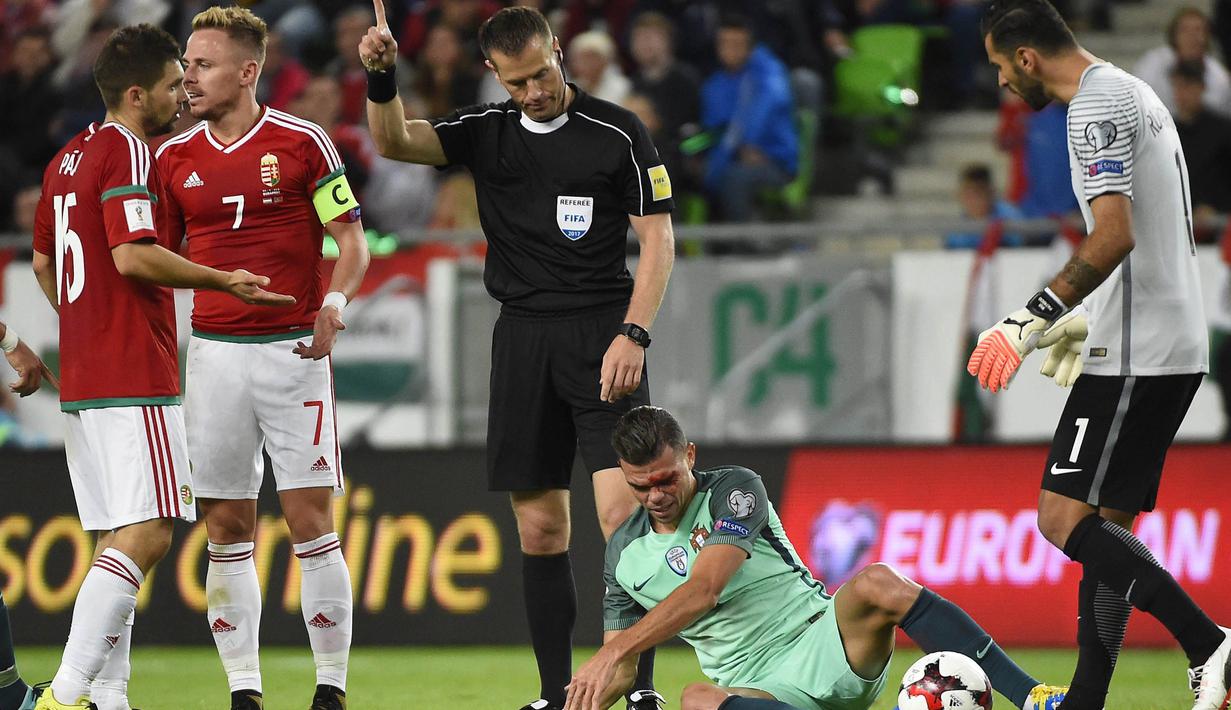 Bek Portugal, Pepe, mengalami cedera di kepala saat bertanding melawan Hongaria pada laga Kualifikasi Piala Dunia 2018 di Stadion Groupama, Minggu (3/9/2017). Portugal menang 1-0 atas Hongaria. (AP/Tamas Kovacs)