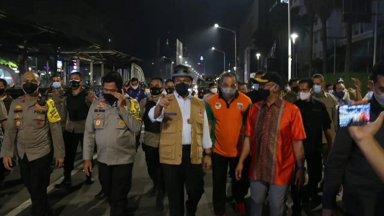Gubernur DKI Jakarta Anies Baswedan meninjau lokasi sejumlah Halte Transjakarta yang dirusak oleh pendemo UU Cipta Karya.