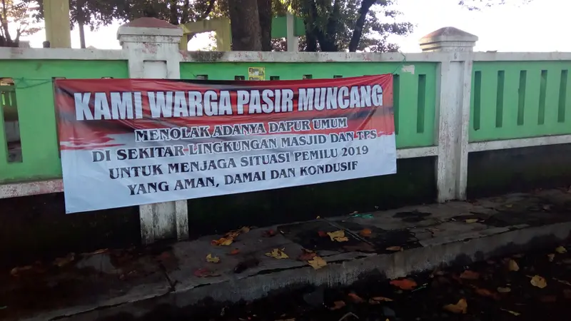 Spanduk pelarangan pendirian dapur umum di sekitar masjid dan TPS di Garut, Jawa Barat