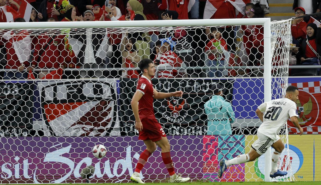 Pemain Irak, Osama Rashid, mencetak gol ke gawang Indonesia pada laga perdana Grup D Piala Asia 2023 di Ahmed bin Ali Stadium, Senin (15/01/2024). (AFP/Karim Jaafar)