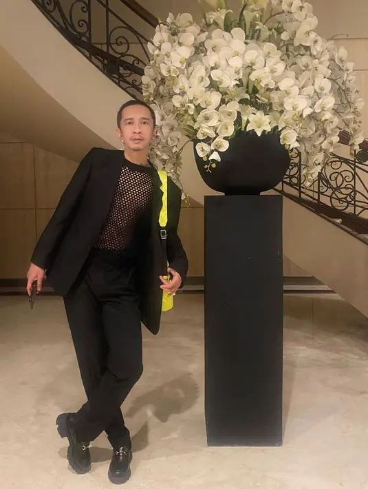<p>Pada pernikahan Jessica Mila dan Yakup, Aming tampil formal dan sedikit nyentrik. Lantaran ia mengenakan baju jaring-jaring yang dipadu dengan setelan jas. [Foto: Instagram/amingisback]</p>