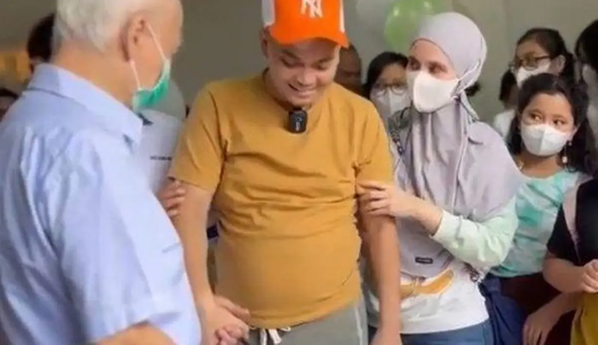 Momen kepulangan Indra Bekti dari RS pun disambut hangat oleh banyak pihak. Indra Bekti pun juga merasa senang akhirnya bisa kembali bertemu orang-orang kesayangan. Presenter top Tanah Air tersebut mengalami kemajuan sangat pesat terkait proses penyembuhan dari pembuluh darah di otak yang pecah. (Liputan6.com/IG/dhila_bekti)