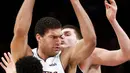 Pemain Los Angeles Lakers, Brook Lopez (tengah) berusaha keluar dari kepungan dua pemain Denver Nuggets pada laga NBA basketball game di Staples Center, Los Angeles, (19/11/2017). Lakers menang 127-109. (AP/Ringo H.W. Chiu)